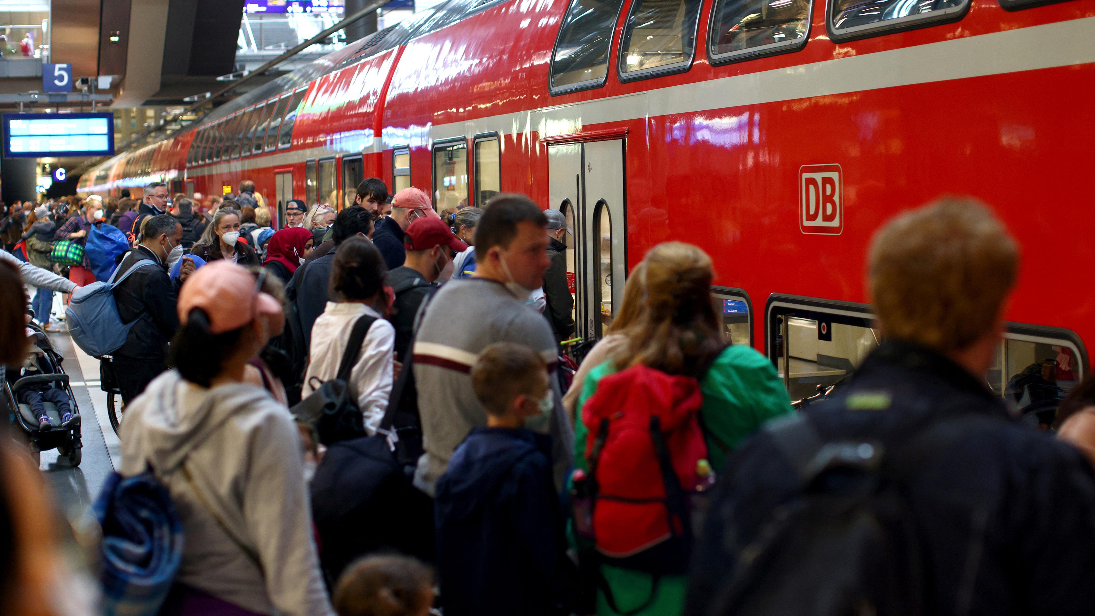 Bundesweit wurde das 9-Euro Ticket bereits millionenfach verkauft. Immer wieder kommt es zu einer Überlastung des Schienenverkehrs.