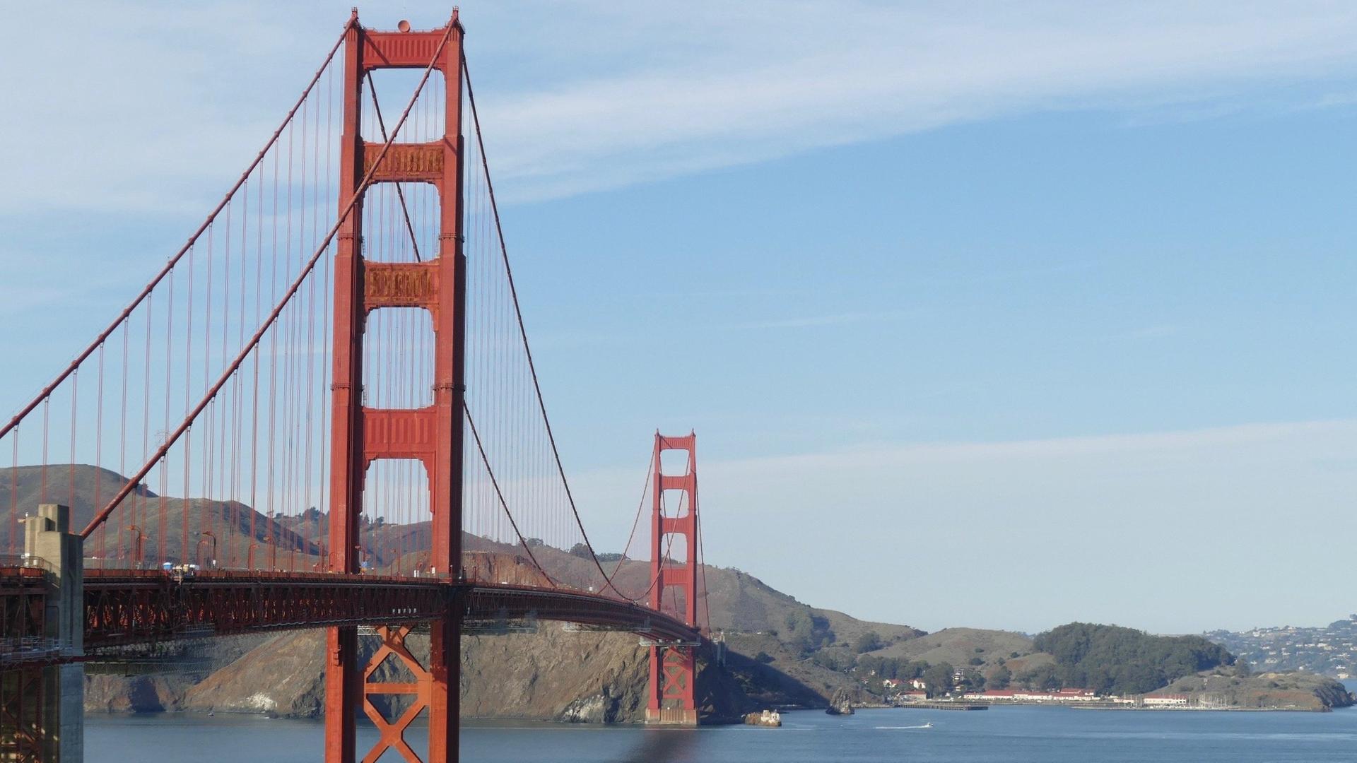 Auf den Bildern ist die Golden Gate Bridge in verschiedenen Stadien ihres Bestehens zu sehen.