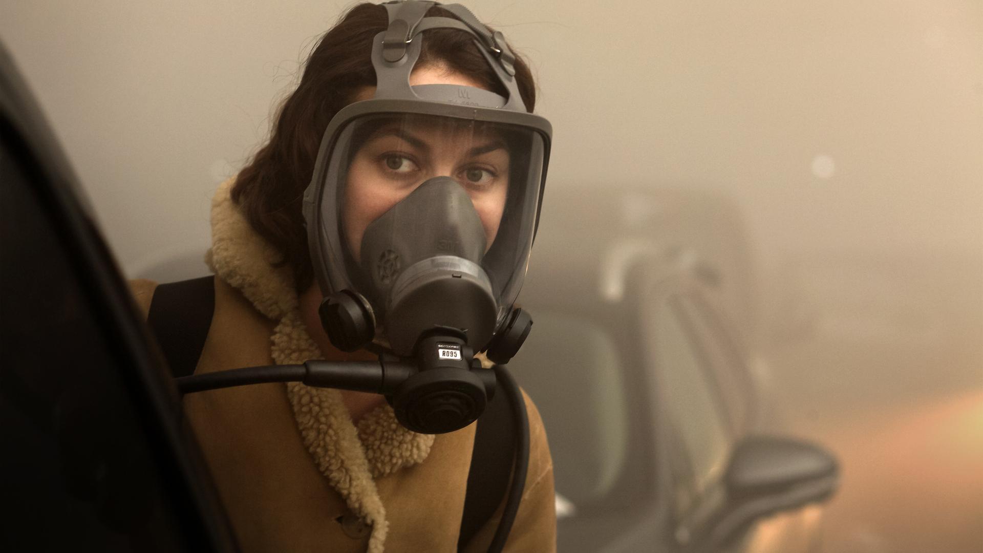 Anna (Olga Kurylenko) wird bei einer Besorgungstour in den, von einem giftigen Nebel verhüllten Straßen von Paris durch einen Zwischenfall von ihrem Mann Mathieu getrennt.