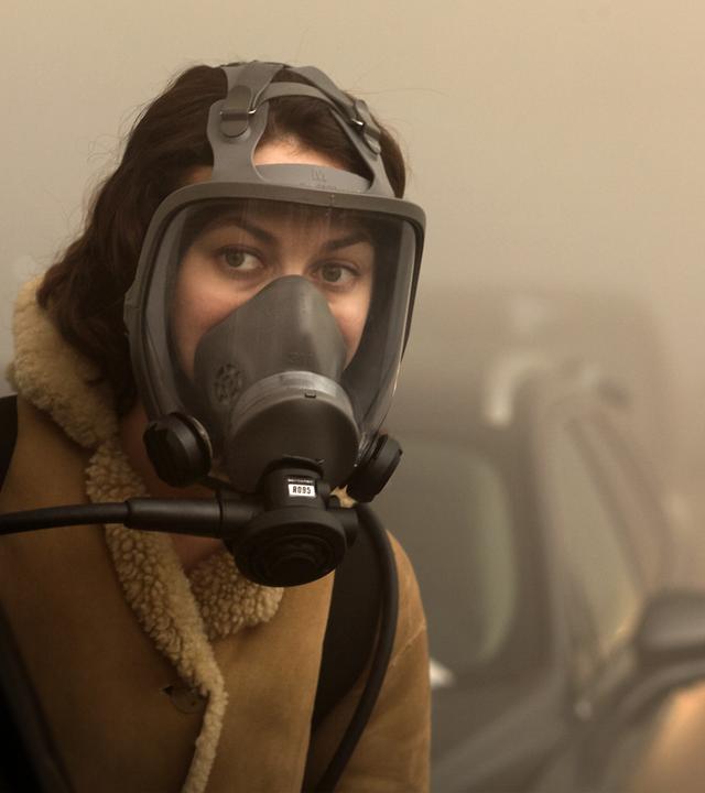 Anna (Olga Kurylenko) wird bei einer Besorgungstour in den, von einem giftigen Nebel verhüllten Straßen von Paris durch einen Zwischenfall von ihrem Mann Mathieu getrennt.