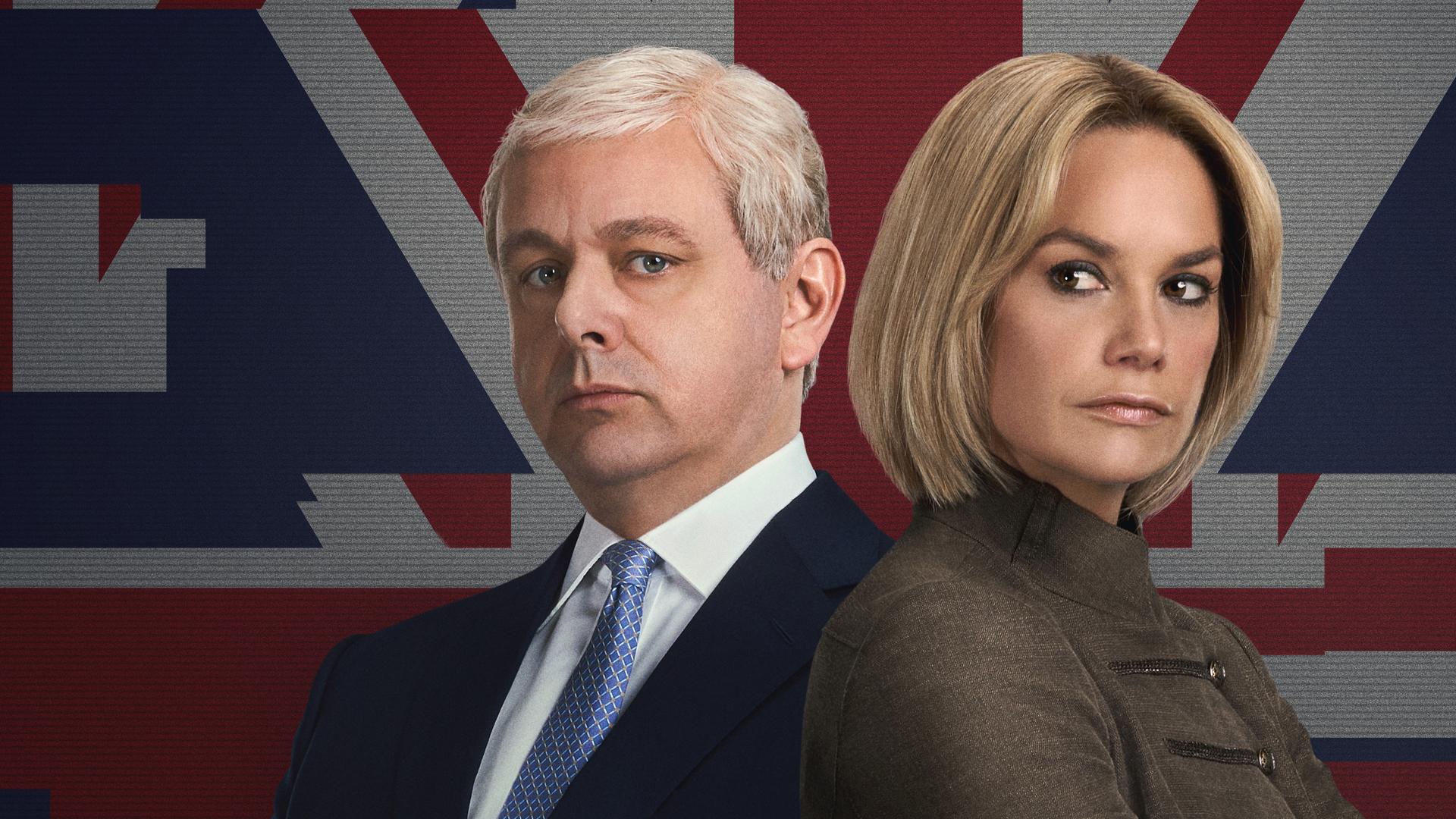 "A Very Royal Scandal - Ein Trojanisches Pferd": Montage: Vor der Fahne Großbritanniens stehen Prinz Andrew (Michael Sheen) und BBC-Journalistin Emily Mailtlis (Ruth Wilson). Er blickt ernst, sie kampflustig.