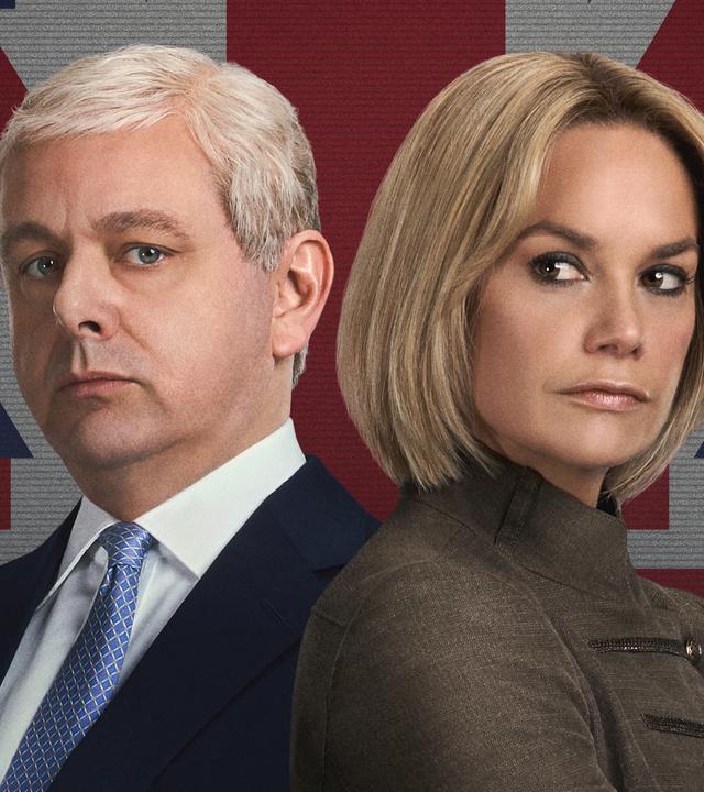 "A Very Royal Scandal - Ein Trojanisches Pferd": Montage: Vor der Fahne Großbritanniens stehen Prinz Andrew (Michael Sheen) und BBC-Journalistin Emily Mailtlis (Ruth Wilson). Er blickt ernst, sie kampflustig.