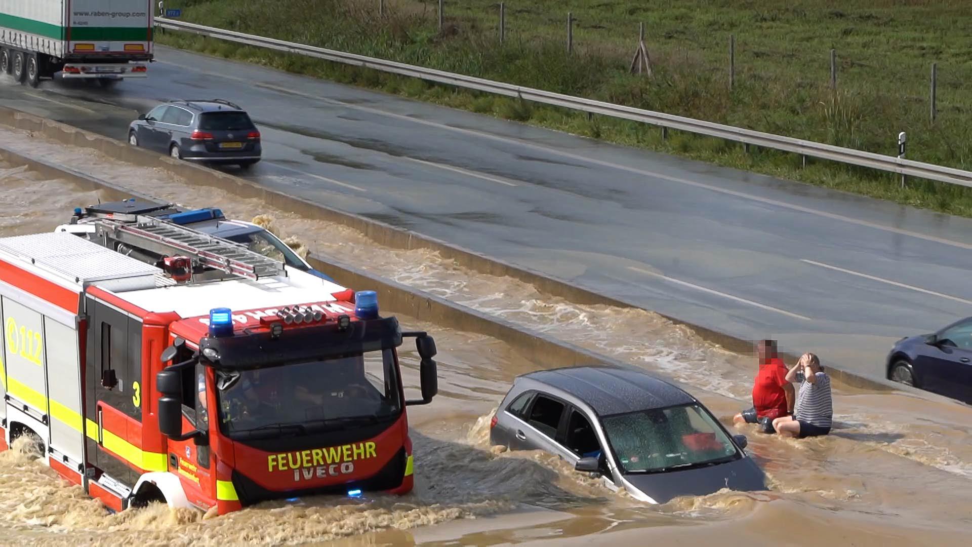 Die überschwemmte Autobahn A2 in Richtung Hannover.