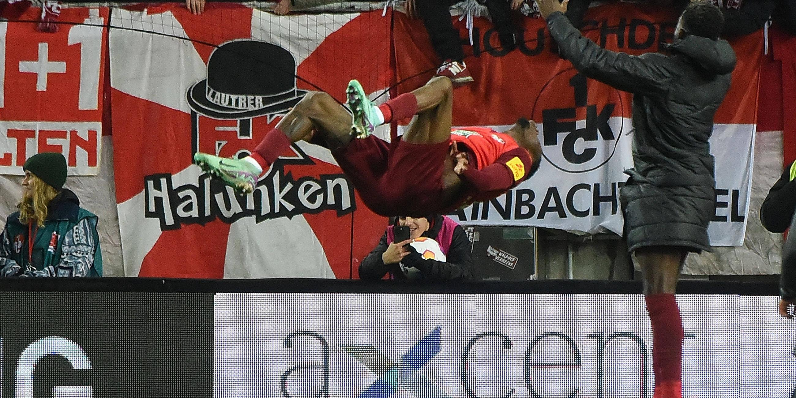 Aaron Opoku feiert sein Tor gegen den FC Schalke 04 mit einem Salto.