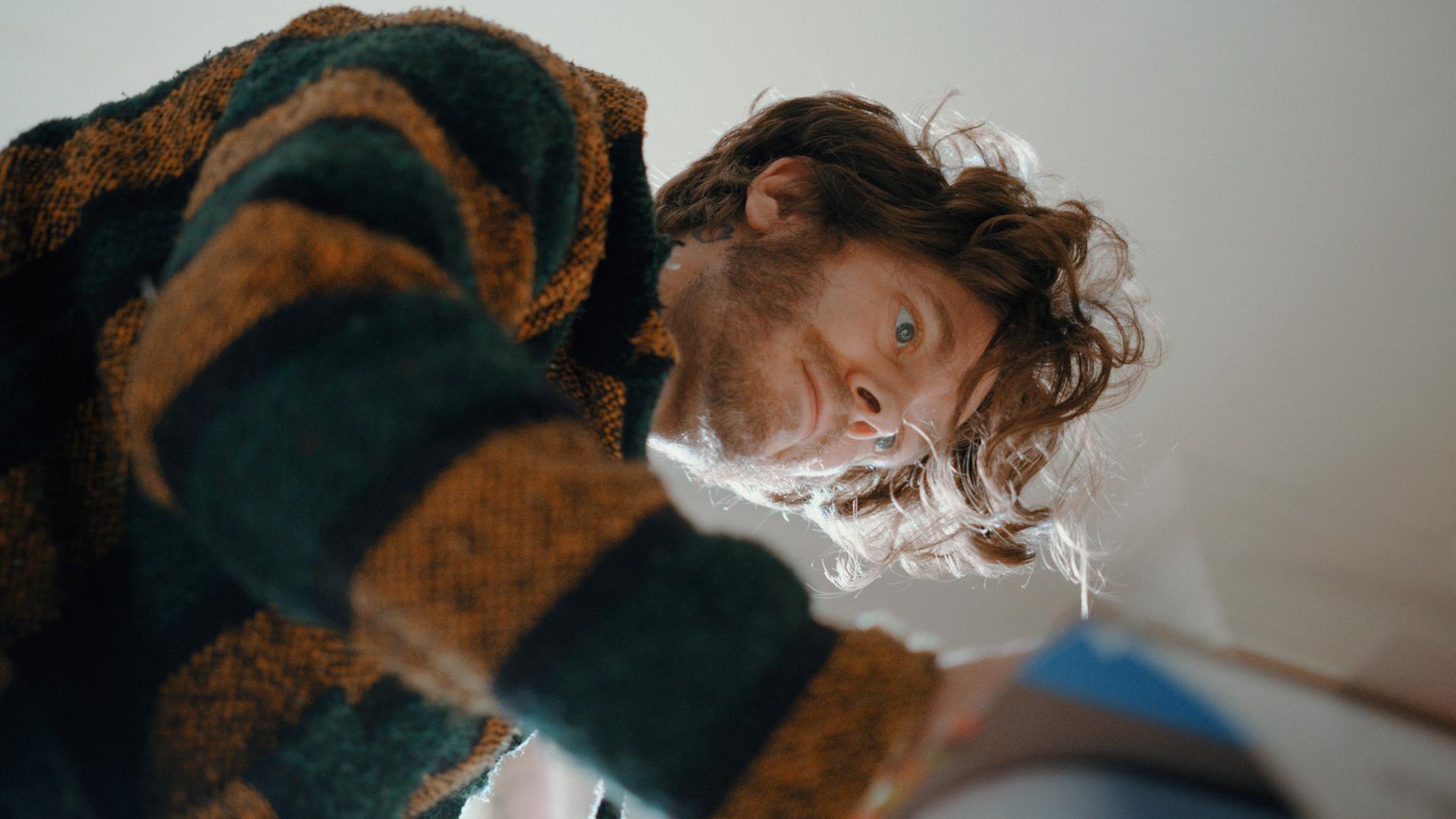 Konzentriert kreativ: Joe arbeitet an einer seiner Collagen.