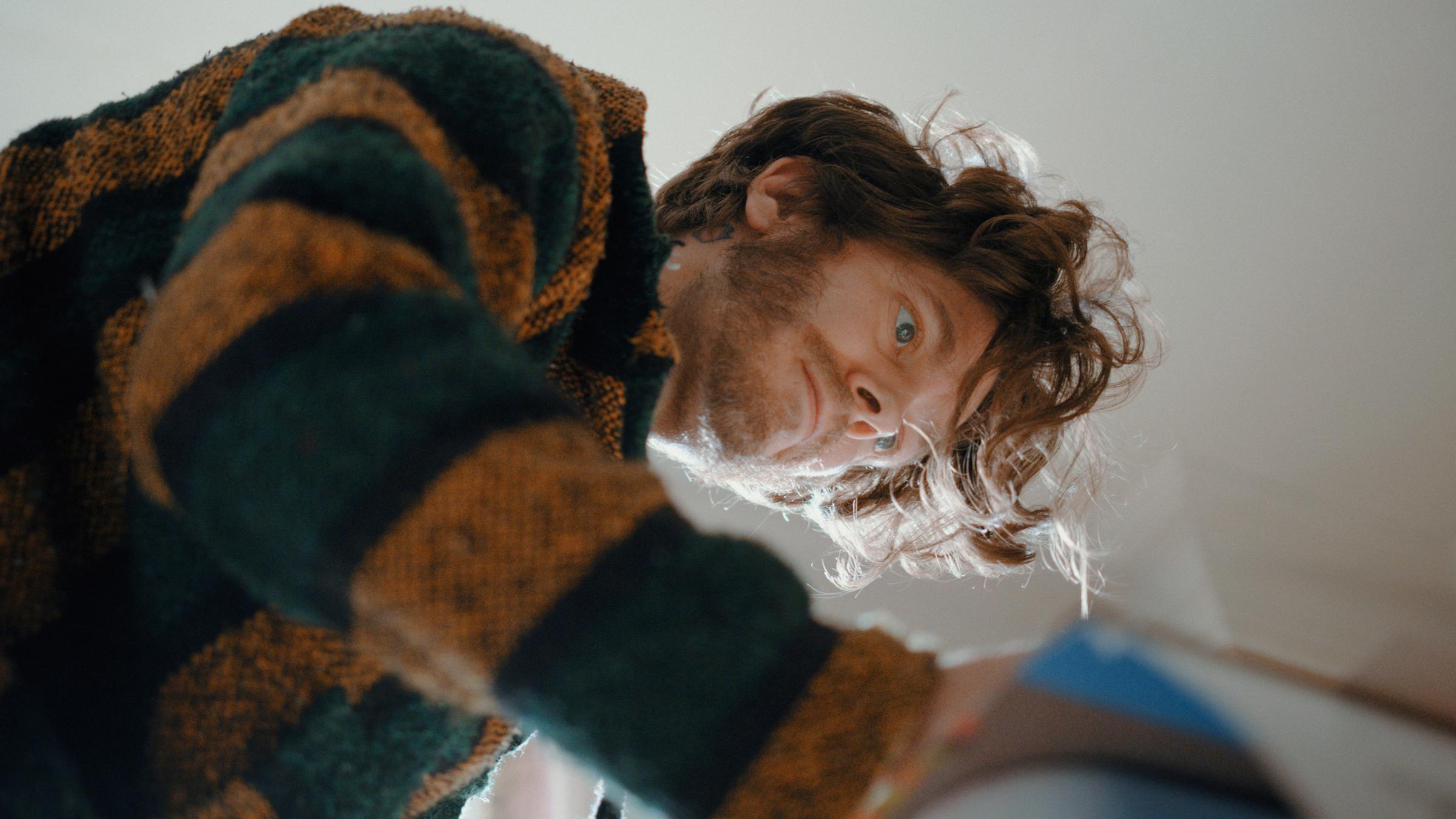 Konzentriert kreativ: Joe arbeitet an einer seiner Collagen.