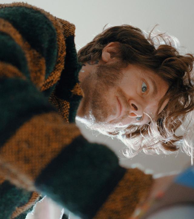 Konzentriert kreativ: Joe arbeitet an einer seiner Collagen.