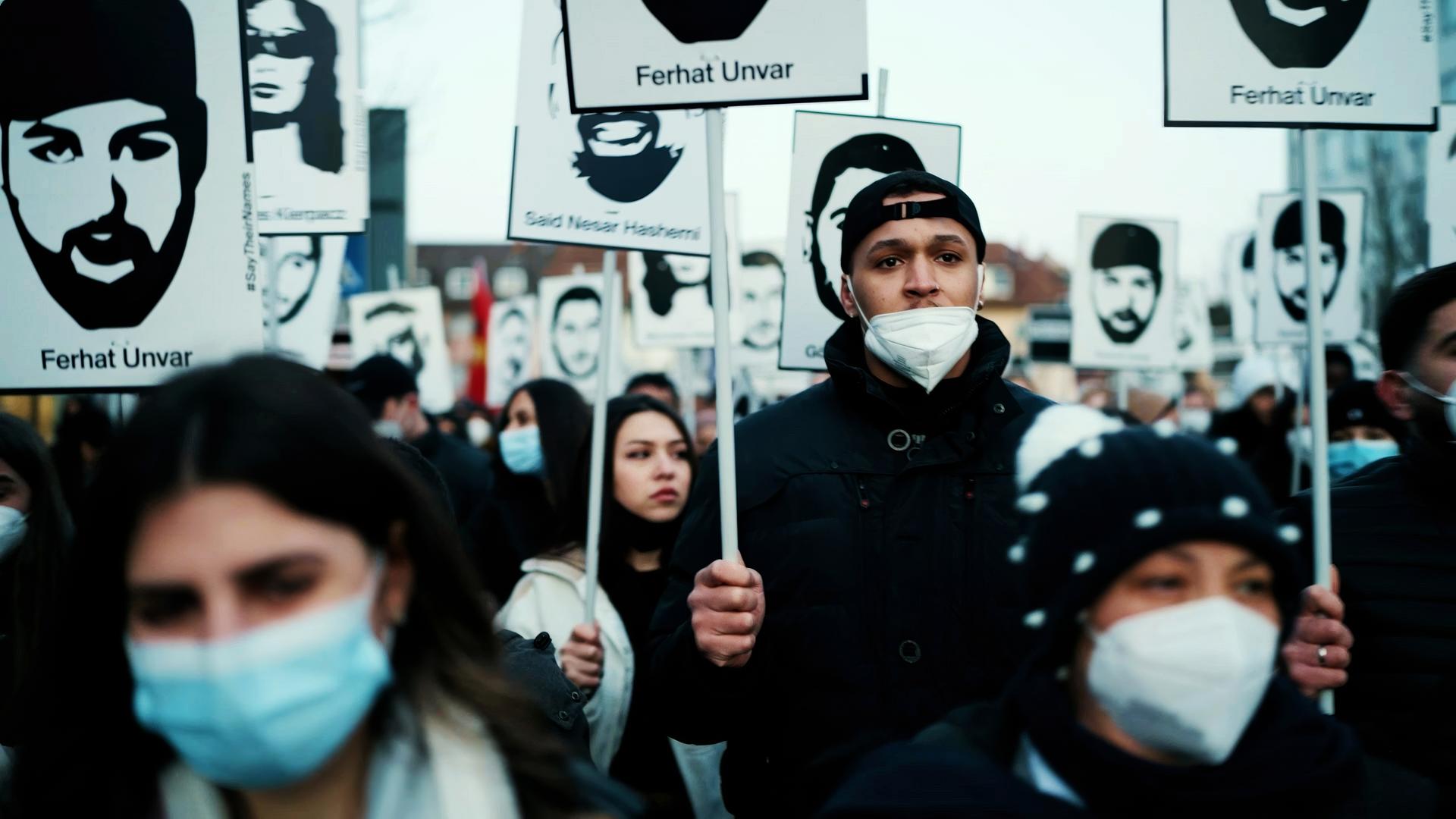 Carlos bei einer Demonstration, die an die Opfer des Mordanschlags in Hanau erinnert.
