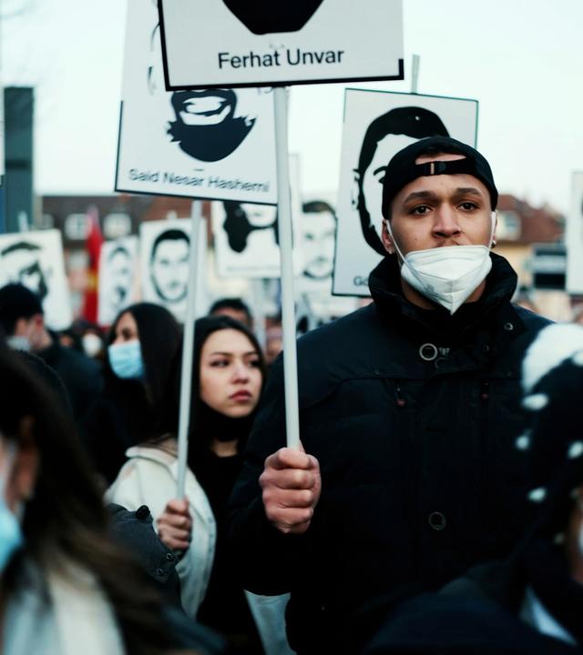 Carlos bei einer Demonstration, die an die Opfer des Mordanschlags in Hanau erinnert.