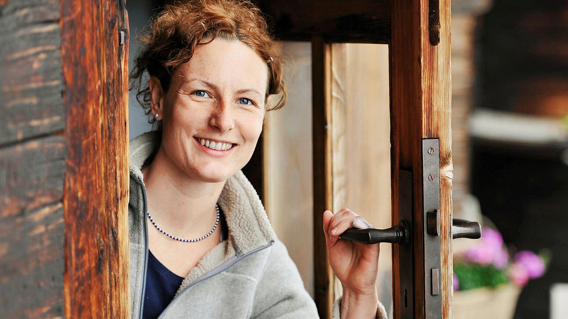 Katharina Kraufmann schaut aus einer Tür