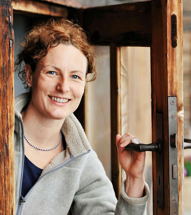 Katharina Kraufmann schaut aus einer Tür