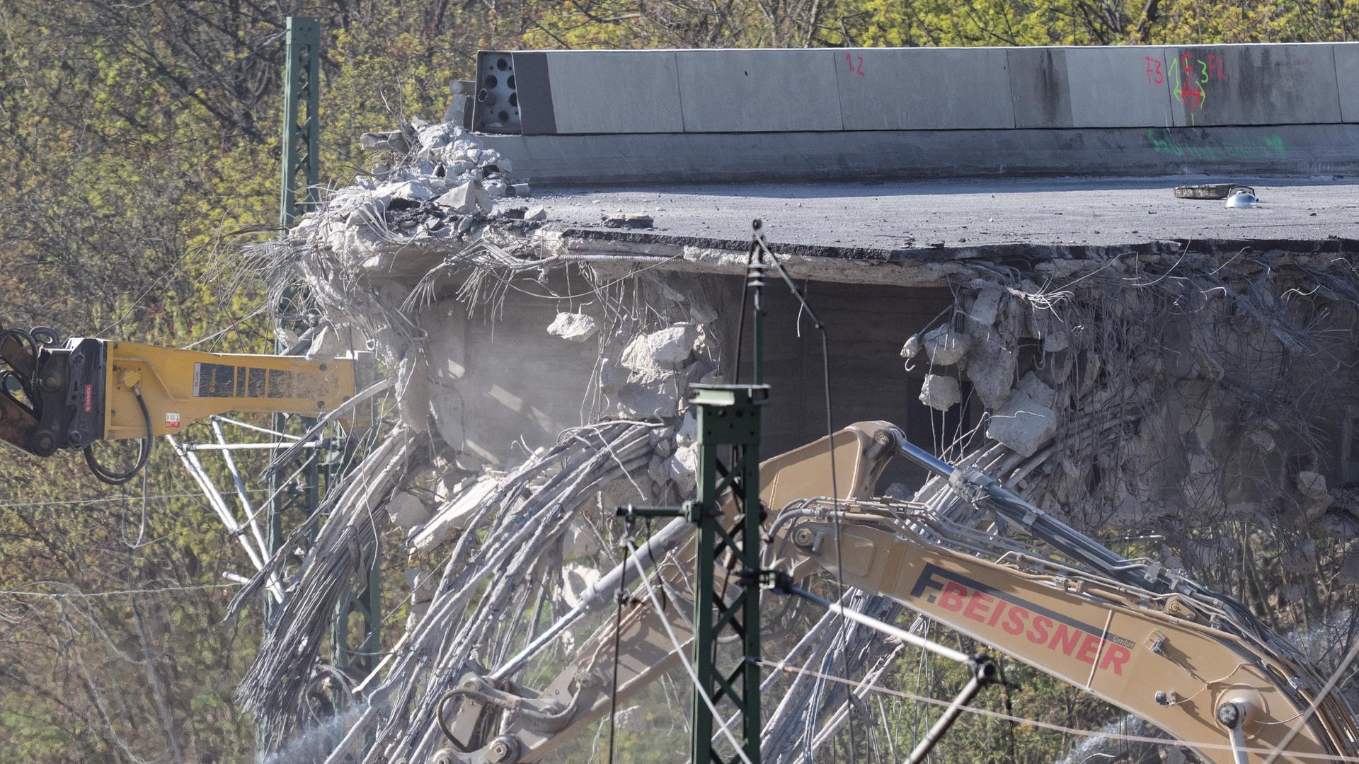 Ein Bagger mit Betonzange arbeitet nahe dem ICC am Abriss der Ringbahnbrücke. 