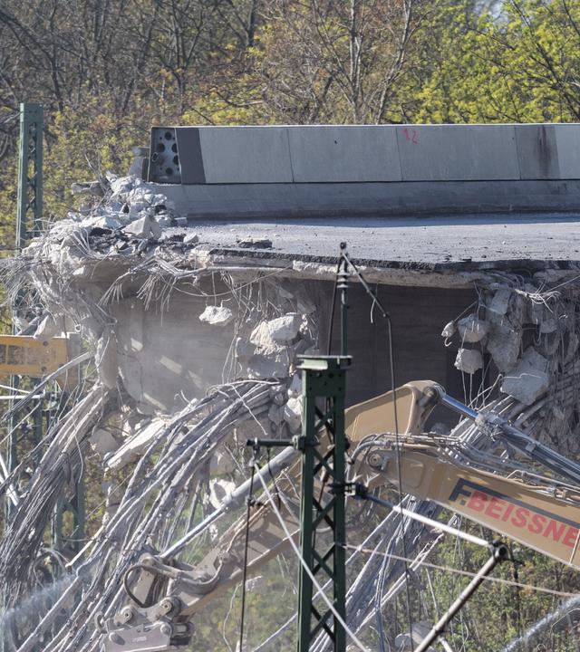 Ein Bagger mit Betonzange arbeitet nahe dem ICC am Abriss der Ringbahnbrücke. 