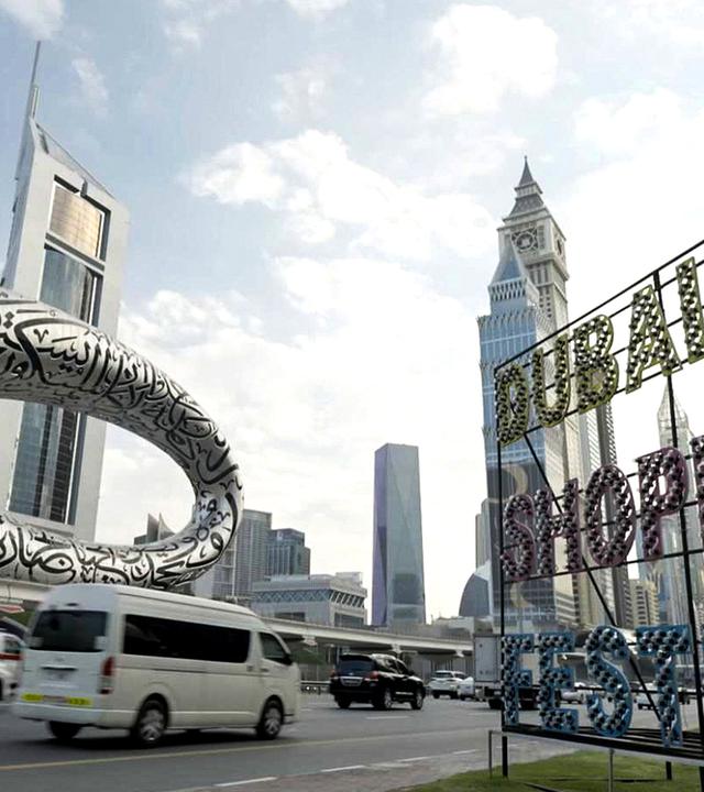 Straßenszene in Dubai mit modernen Hochhäusern