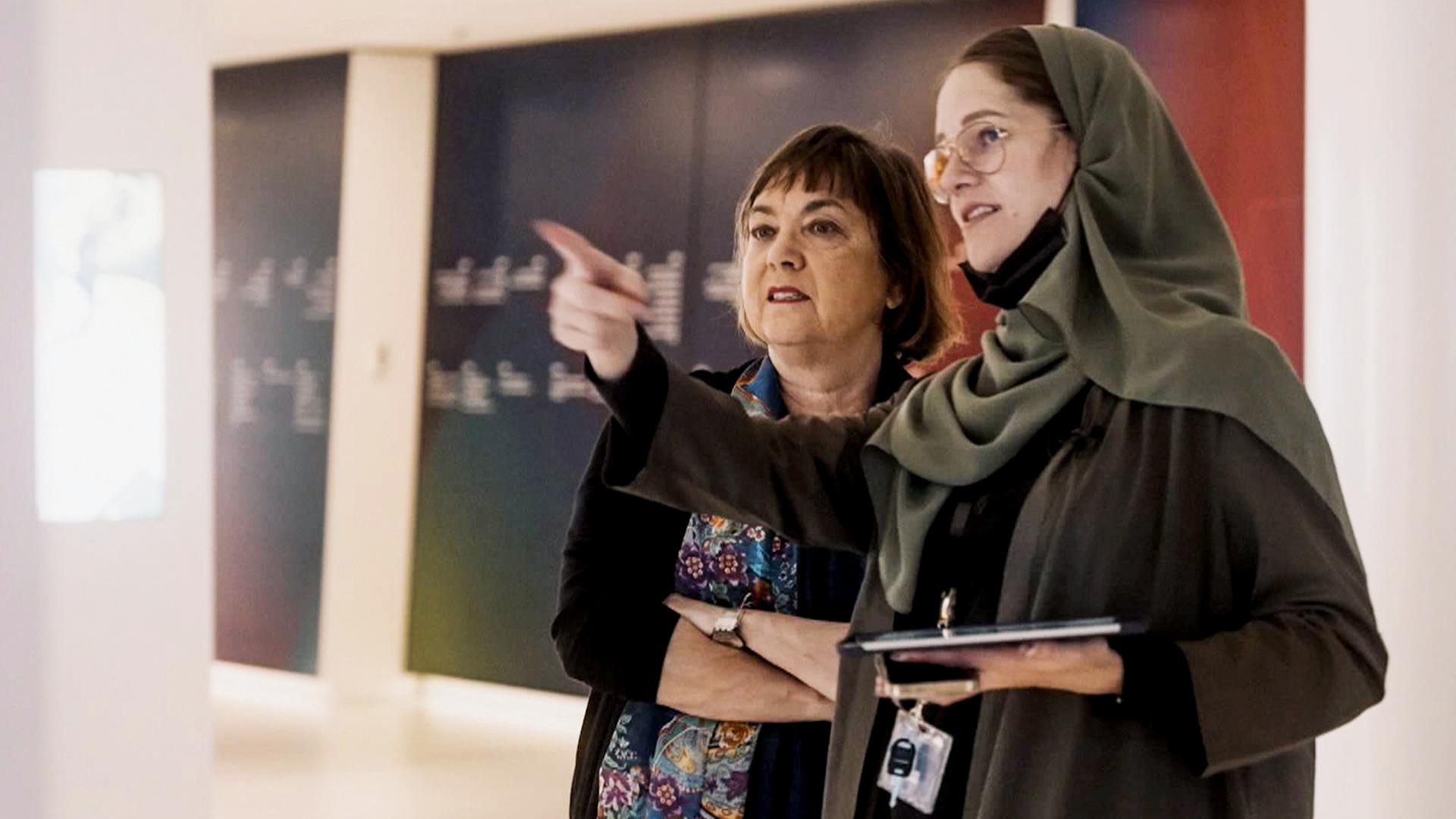 Zwei Frauen mit Blick in gemeinsame Richtung