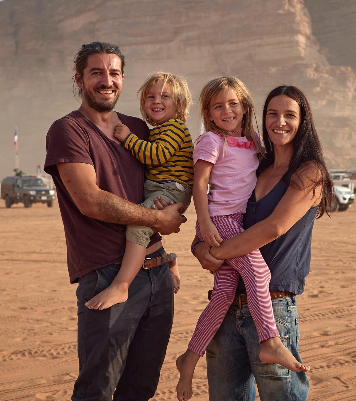 "Terra X: Abenteuer Freiheit - Unterwegs auf der Seidenstraße": Familie Schmitt steht in der Wüste Wadi Rum und lacht in die Kamera.