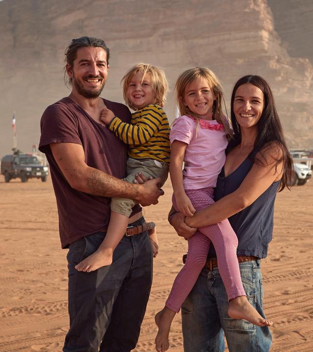 "Terra X: Abenteuer Freiheit - Unterwegs auf der Seidenstraße": Familie Schmitt steht in der Wüste Wadi Rum und lacht in die Kamera.