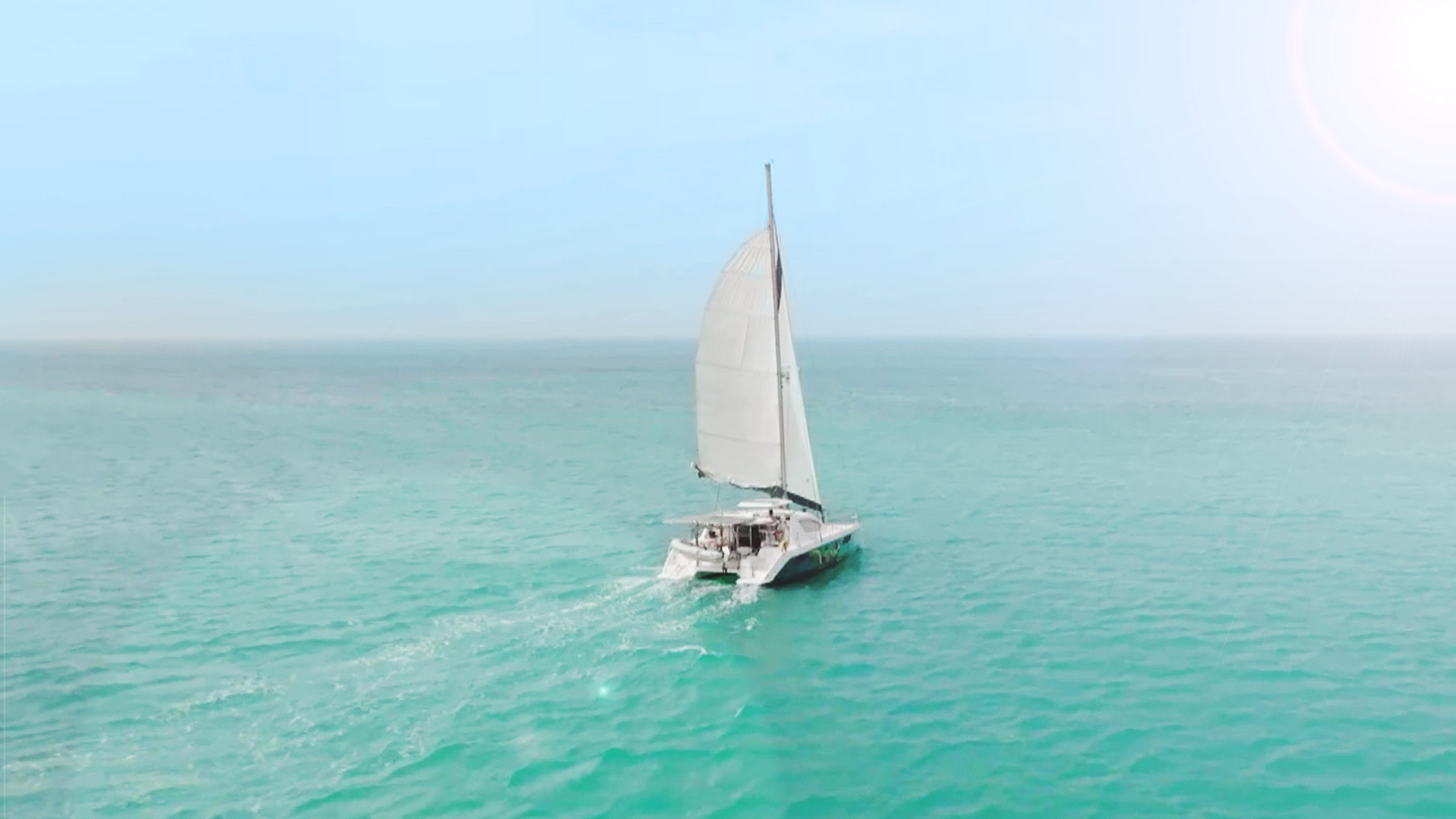 Segelboot auf dem offenen Meer