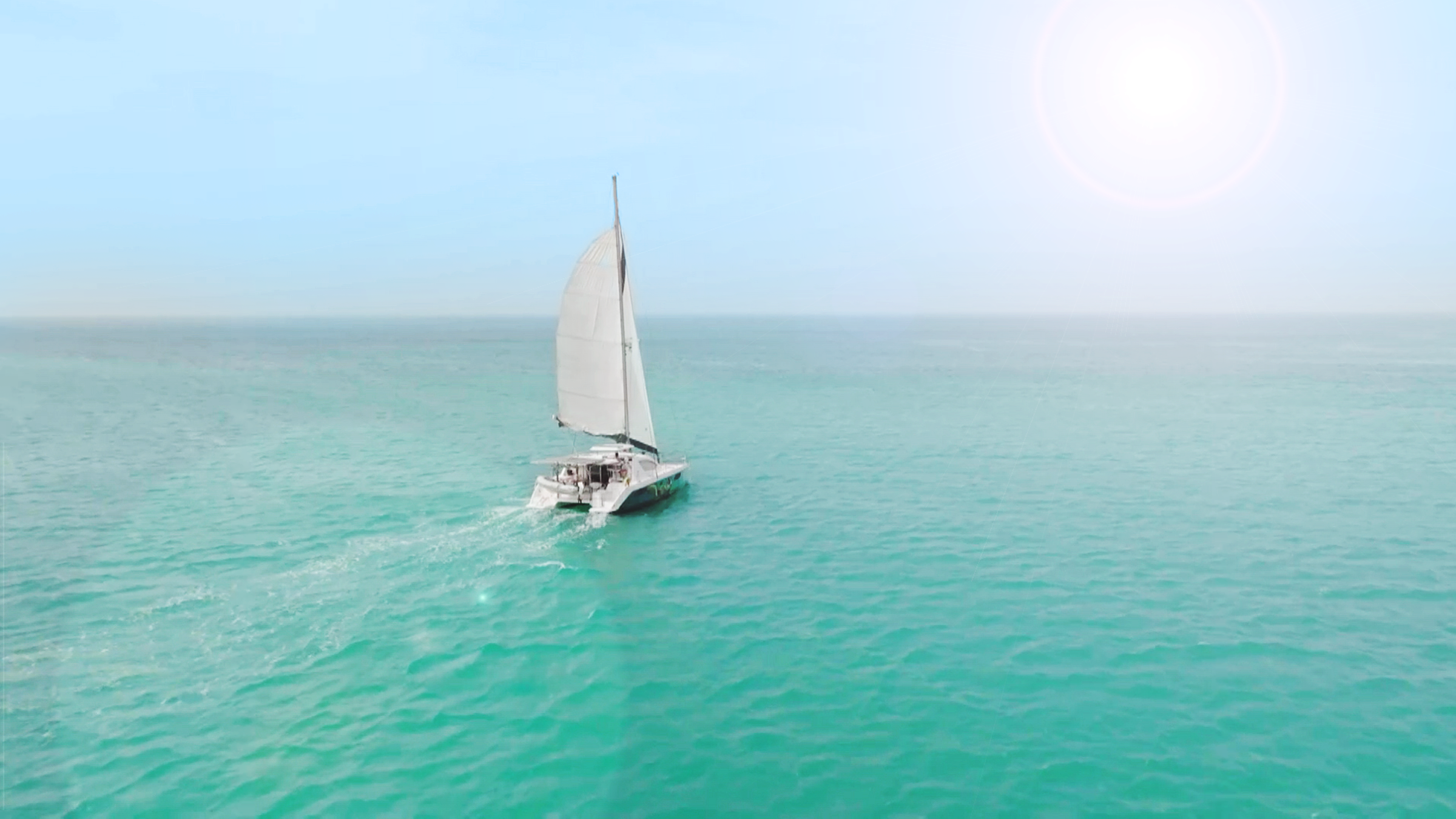 Segelboot auf dem offenen Meer