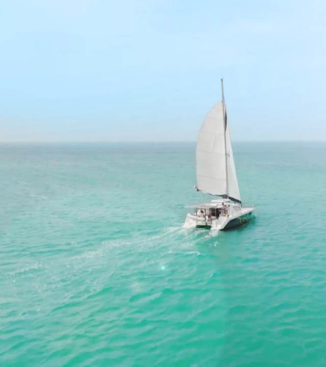 Segelboot auf dem offenen Meer