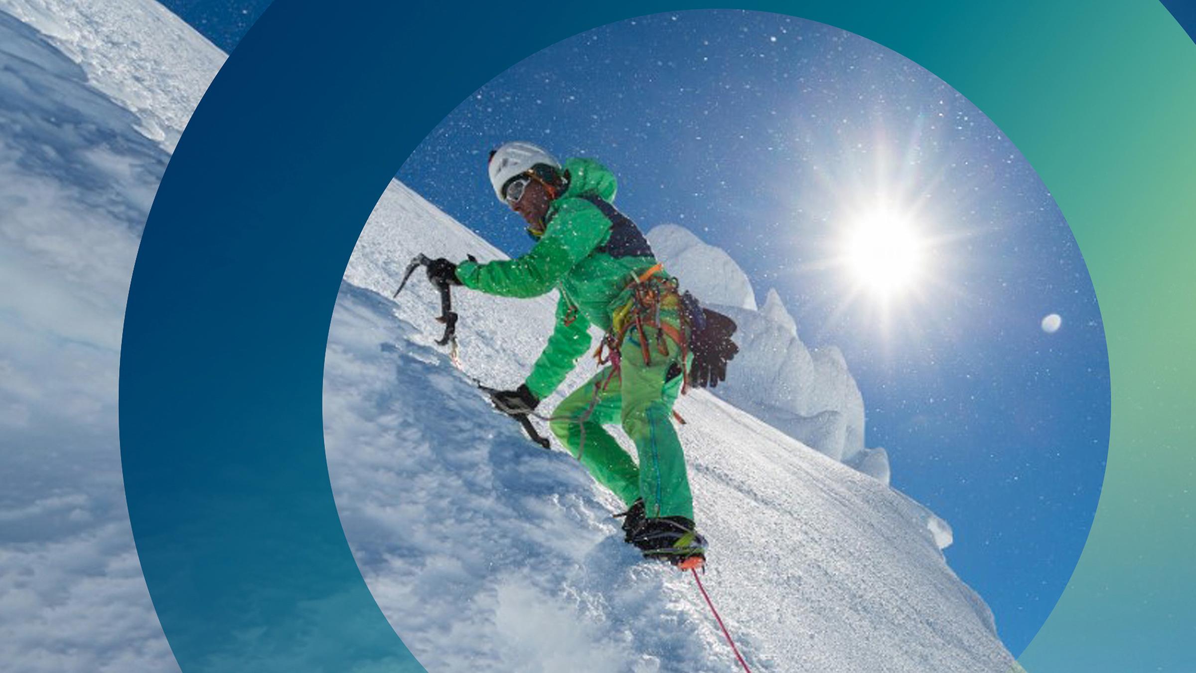 Bergsteiger Robert Jasper im Einsatz: er klettert an einem schneebedeckten Berg.