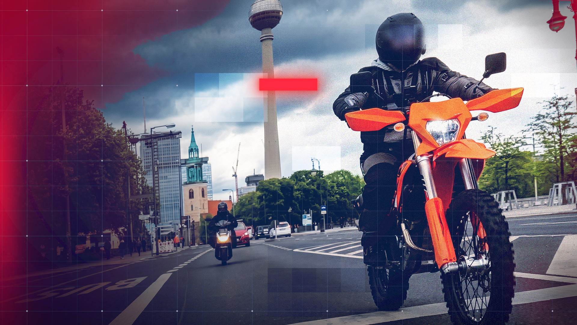 Motorradfahrer in schwarzer Schutzkleidung und mit dunklem Helm fährt auf einem orangefarbenen Enduro-Motorrad durch eine urbane Straßenszene. Im Hintergrund sind weitere Fahrzeuge, moderne Gebäude und der Berliner Fernsehturm zu sehen. Dunkle Wolken am Himmel sowie rote und transparente grafische Overlay-Elemente mit Rasterstruktur verleihen dem Motiv einen dynamischen, technologischen und aufmerksamkeitsstarken Charakter.