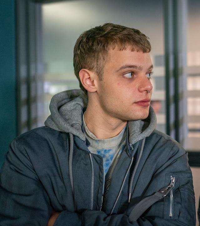 "Notruf Hafenkante - Abgestürzt": Großaufnahme von Timo Quandt (Lennart Herrmann) und Nick Brandt (Raúl Richter). Sie stehen dicht nebeneinander und sehen sich an.