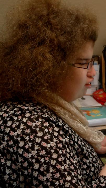 Tabea Tams ist seit Geburt an blind und macht dennoch ihr Abitur. Im Bild sitzt sie am Schreibtisch und arbeitet an einem Laptop.