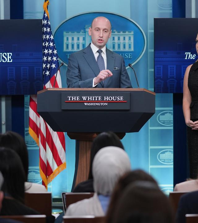  Der stellvertretende Stabschef des Weißen Hauses, Stephen Miller, spricht mit der Pressesprecherin des Weißen Hauses, Karoline Leavitt, während einer Pressekonferenz im James Brady Press Briefing Room im Weißen Haus.