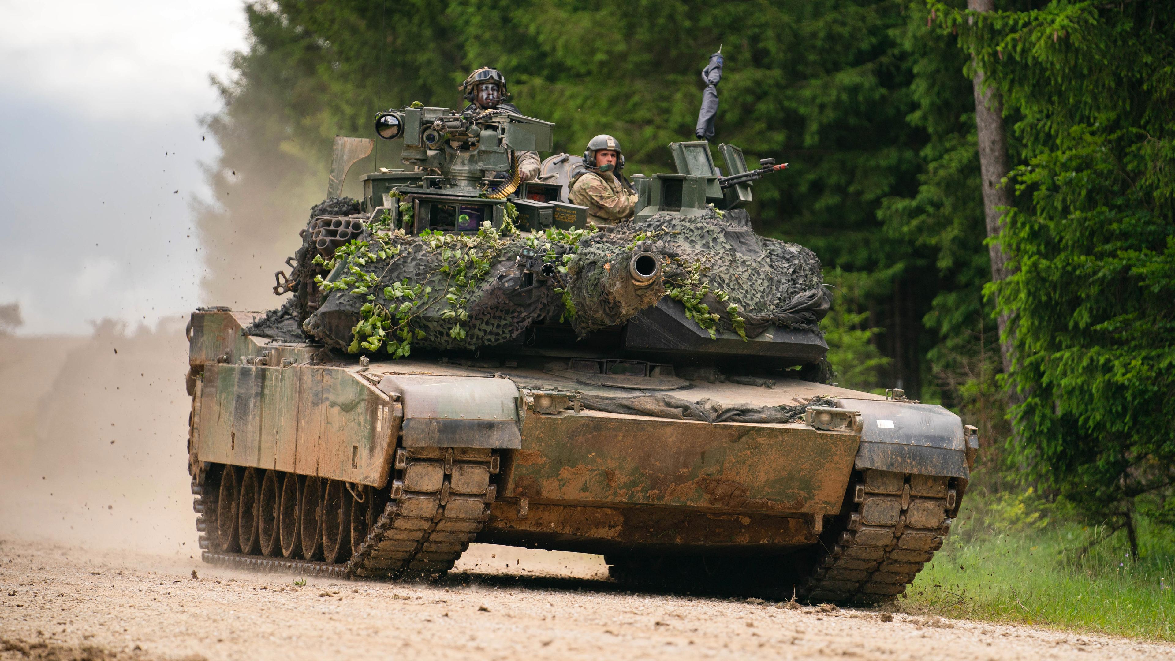 Ein amerikanischer Abrams Kampfpanzer fährt über einen Feldweg in Bayern