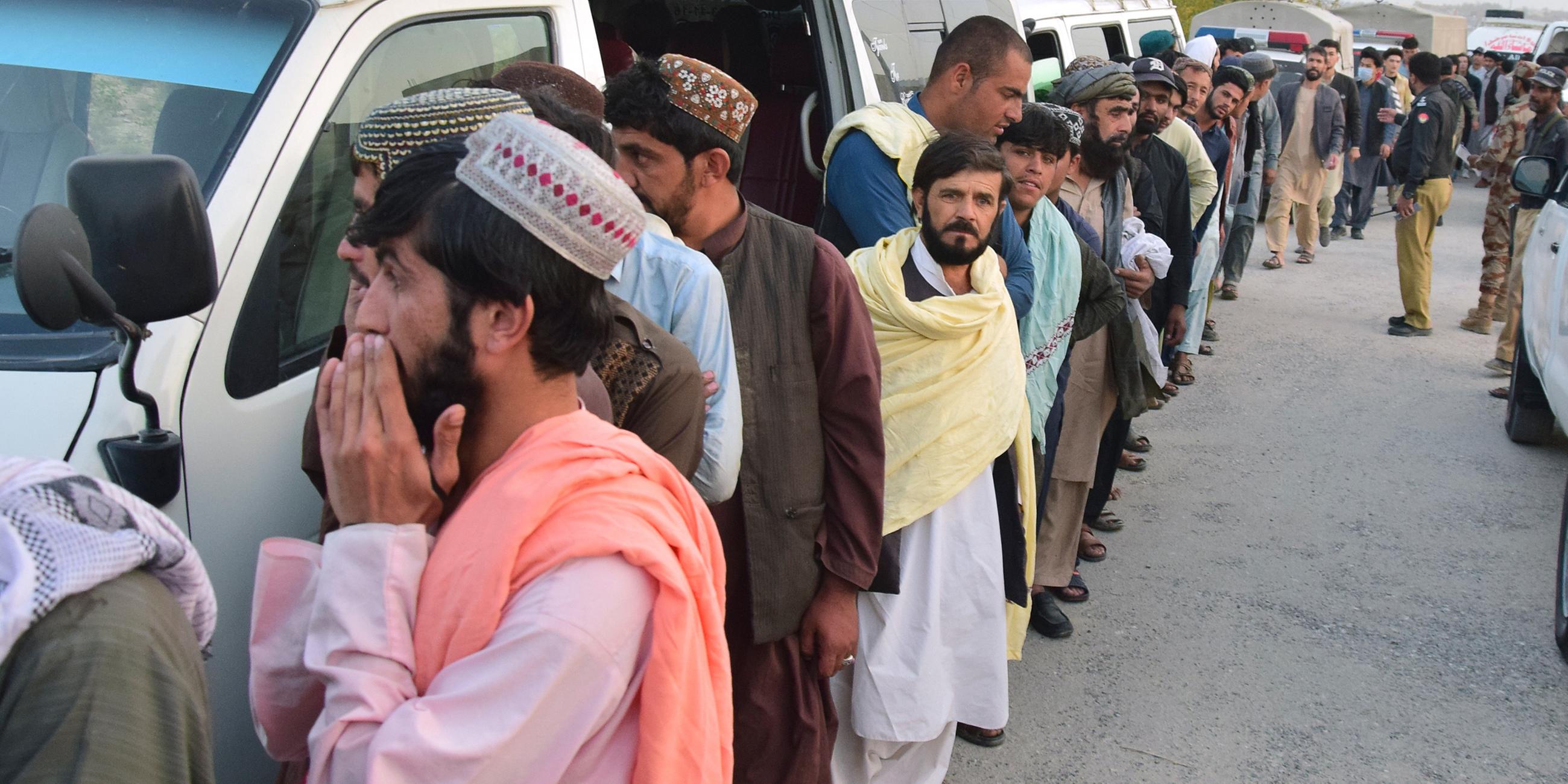 Festgenommene afghanische Einwanderer warten auf ihre Registrierung in einem Abschiebezentrum in Pakistan am 01.11.2023.