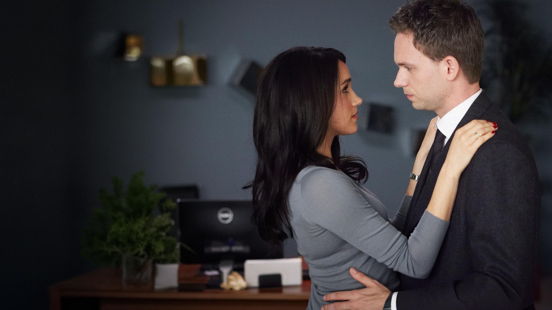 "Suits - Abschiede": Rachel (Meghan Markle) und Mike (Patrick J. Adams) stehen sich in einem Büro gegenüber. Rachel hat ihre Arme auf Mikes Schultern gelegt und sieht ihn eindringlich an, während er sie ernst anblickt.