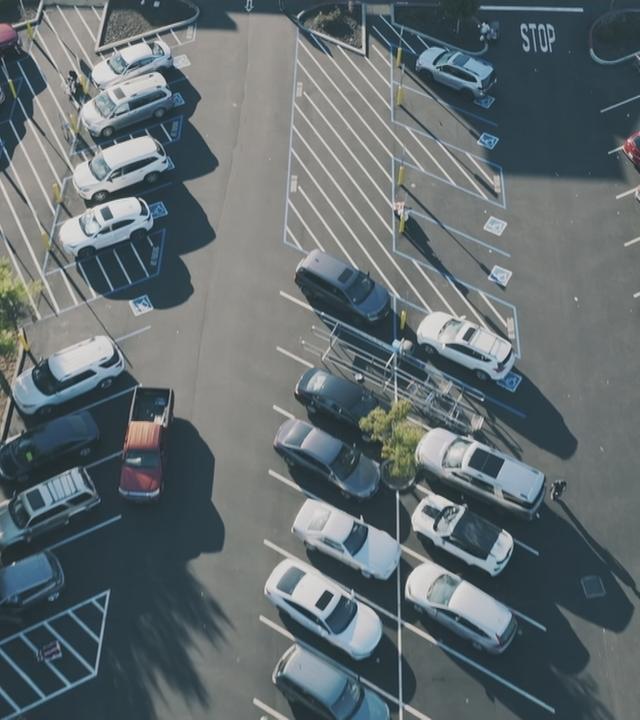Parkplatz mit Autos aus Vogelperspektive