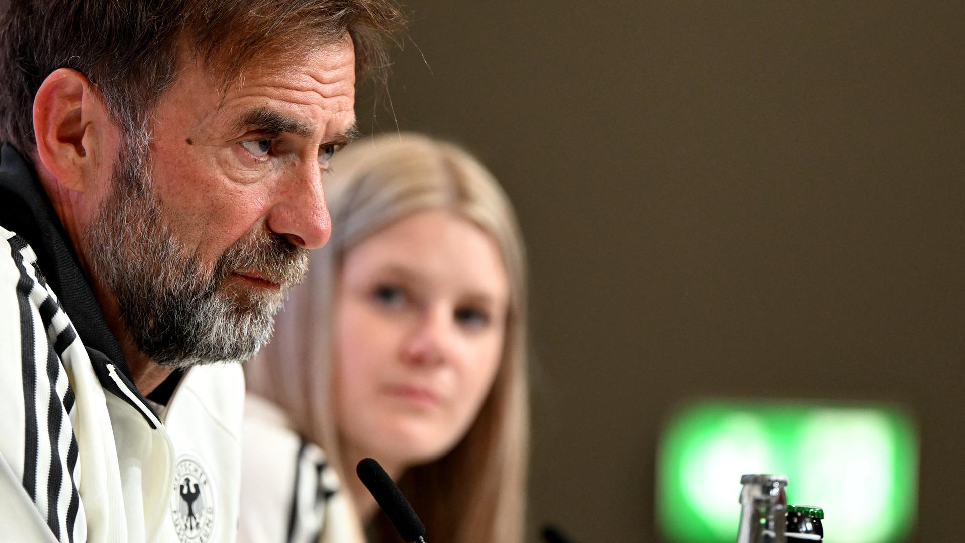 Bayern, Herzogenaurach: Fußball: Nationalmannschaft, Abschlusspressekonferenz vor dem Nations-League-Spiel gegen Serbien. Bundestrainer Jürgen Klopp (Deutschland) spricht während der Pressekonferenz.