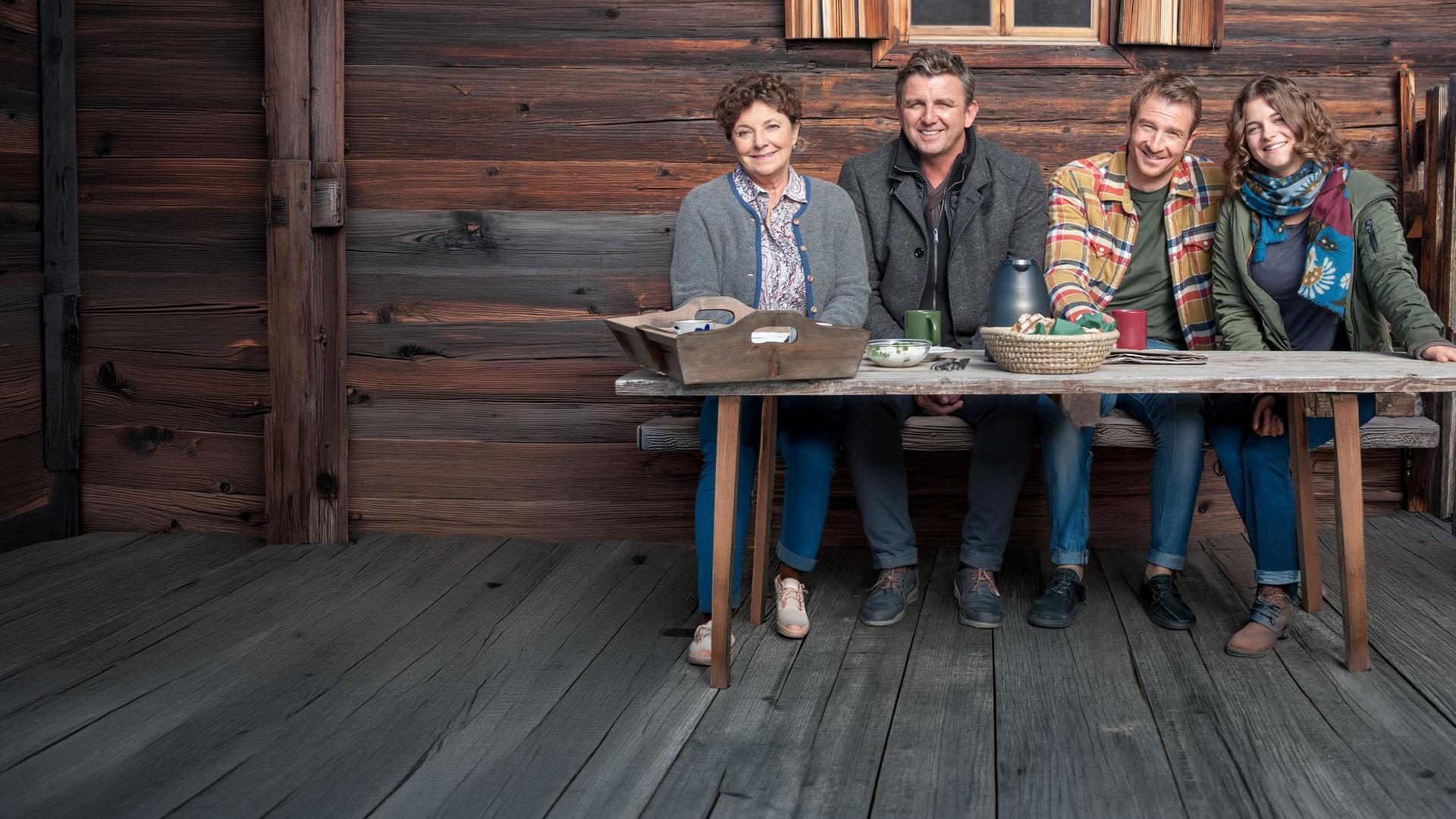 Lisbeth (Monika Baumgartner, l.) mit ihren beiden Söhnen Martin (Hans Sigl, 2.v.l.) und Hans (Heiko Ruprecht, 2.v.r.) und Enkeltochter Lilli (Ronja Forcher, r.)