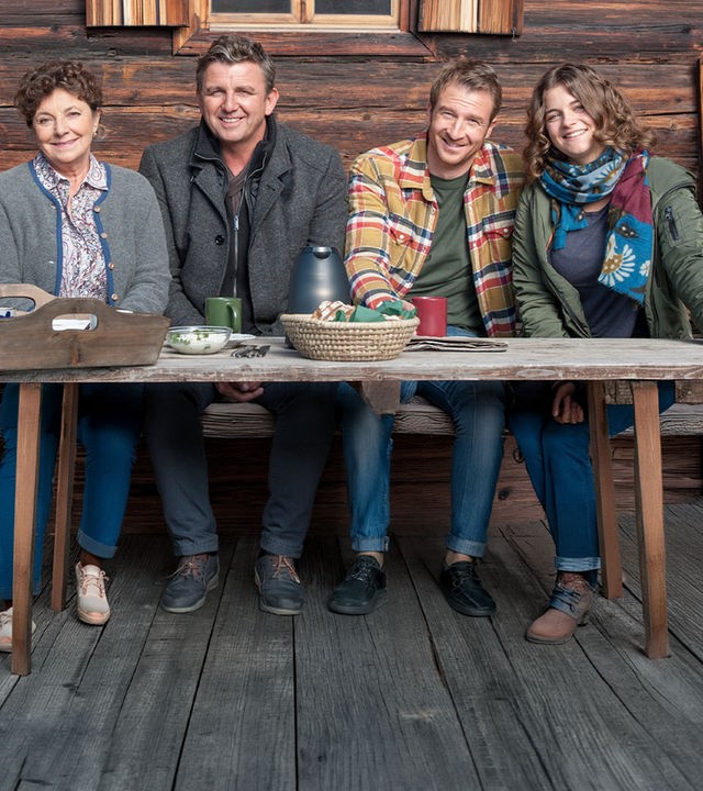 Lisbeth (Monika Baumgartner, l.) mit ihren beiden Söhnen Martin (Hans Sigl, 2.v.l.) und Hans (Heiko Ruprecht, 2.v.r.) und Enkeltochter Lilli (Ronja Forcher, r.)