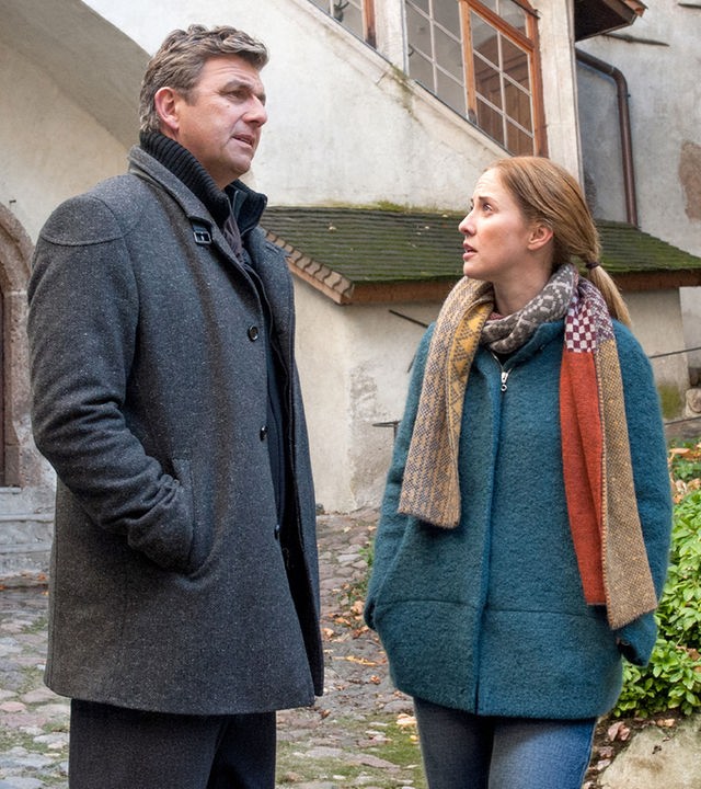 Martin (Hans Sigl) und Emma Dittmer (Marlene Morreis) stehen vor einem Haus und reden.