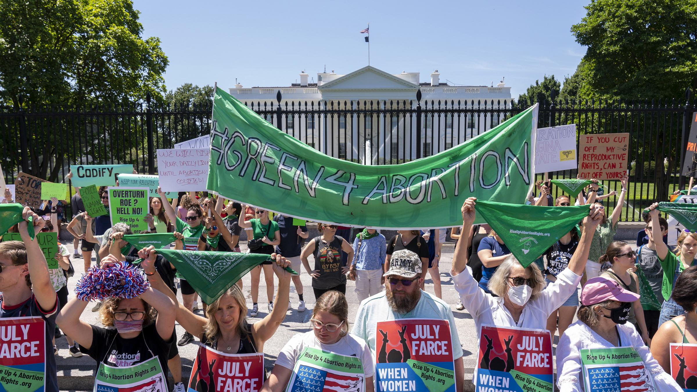 Menschen nehmen an einer Kundgebung für Abtreibungsrechte im Lafayette Park vor dem Weißen Haus teil.