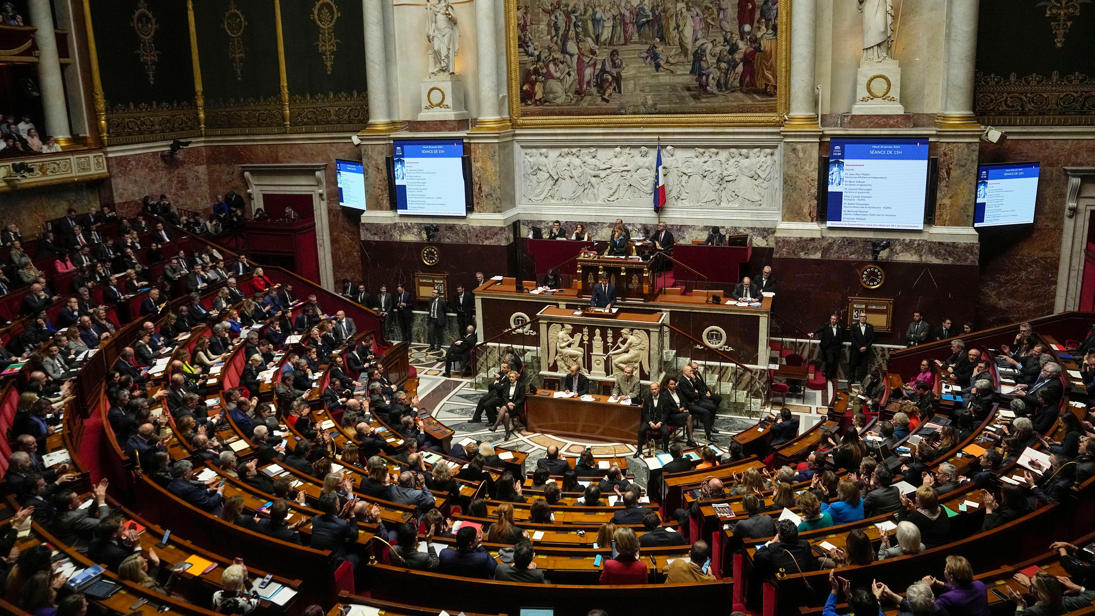 Abgeordnete versammeln sich in der Nationalversammlung, Dienstag, 30.01.2024 in Paris.