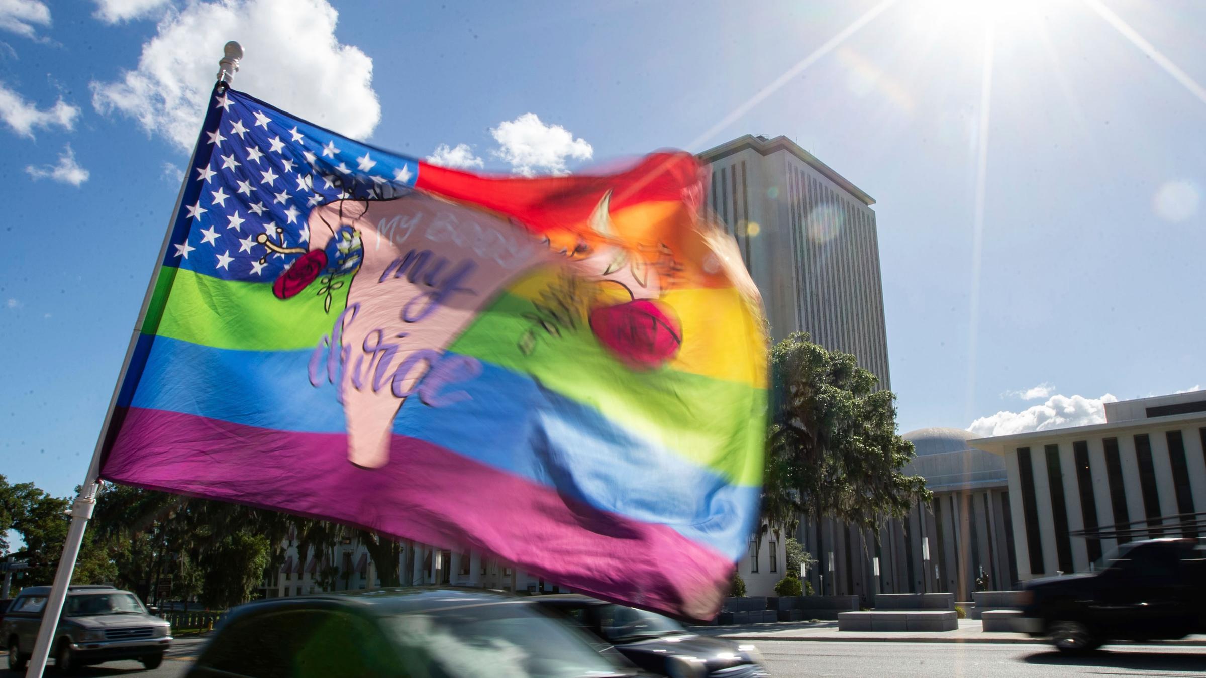 Eine Flagge mit der Aufschrift "my body, my choice (auf deutsch: "Mein Körper, meine Wahl") flattert im Wind gegenüber dem Kapitol von Florida.