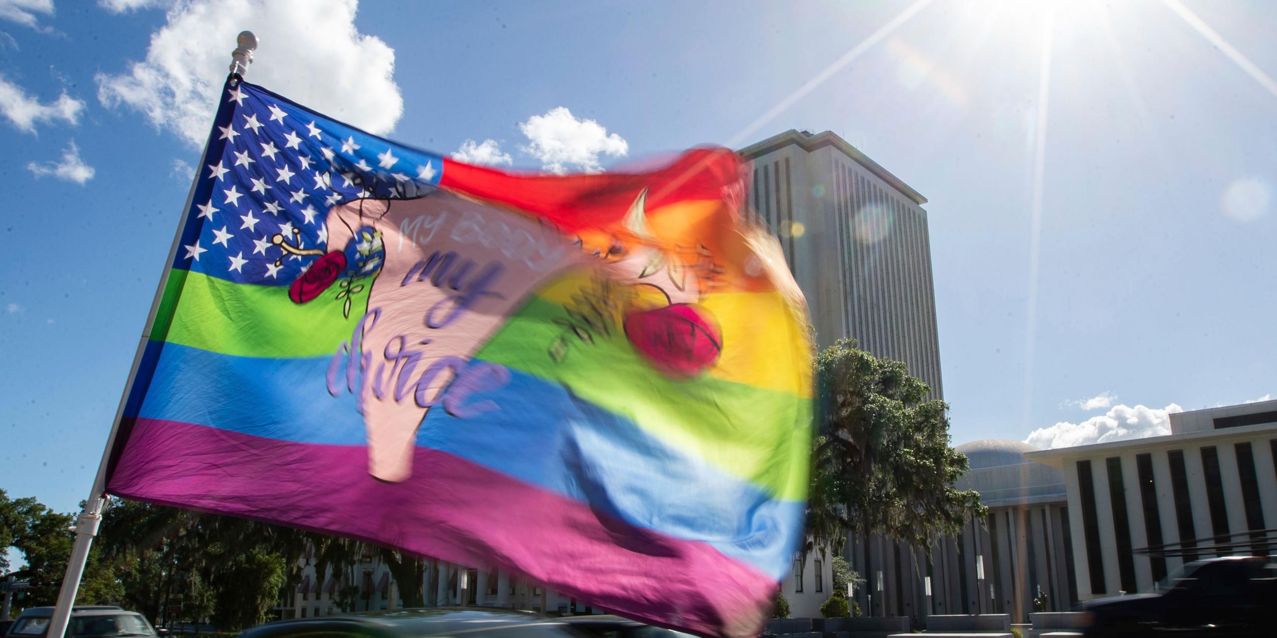 Eine Flagge mit der Aufschrift "my body, my choice (auf deutsch: "Mein Körper, meine Wahl") flattert im Wind gegenüber dem Kapitol von Florida.