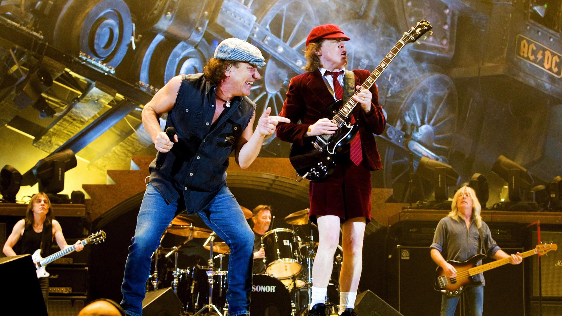 Bryan Johnason mit Band AC/DC auf der Bühne.