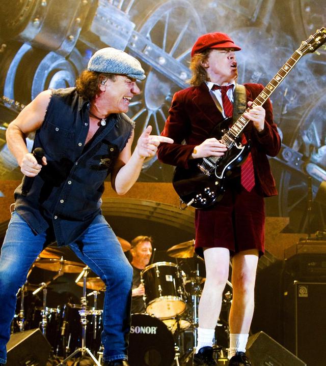 Bryan Johnason mit Band AC/DC auf der Bühne.