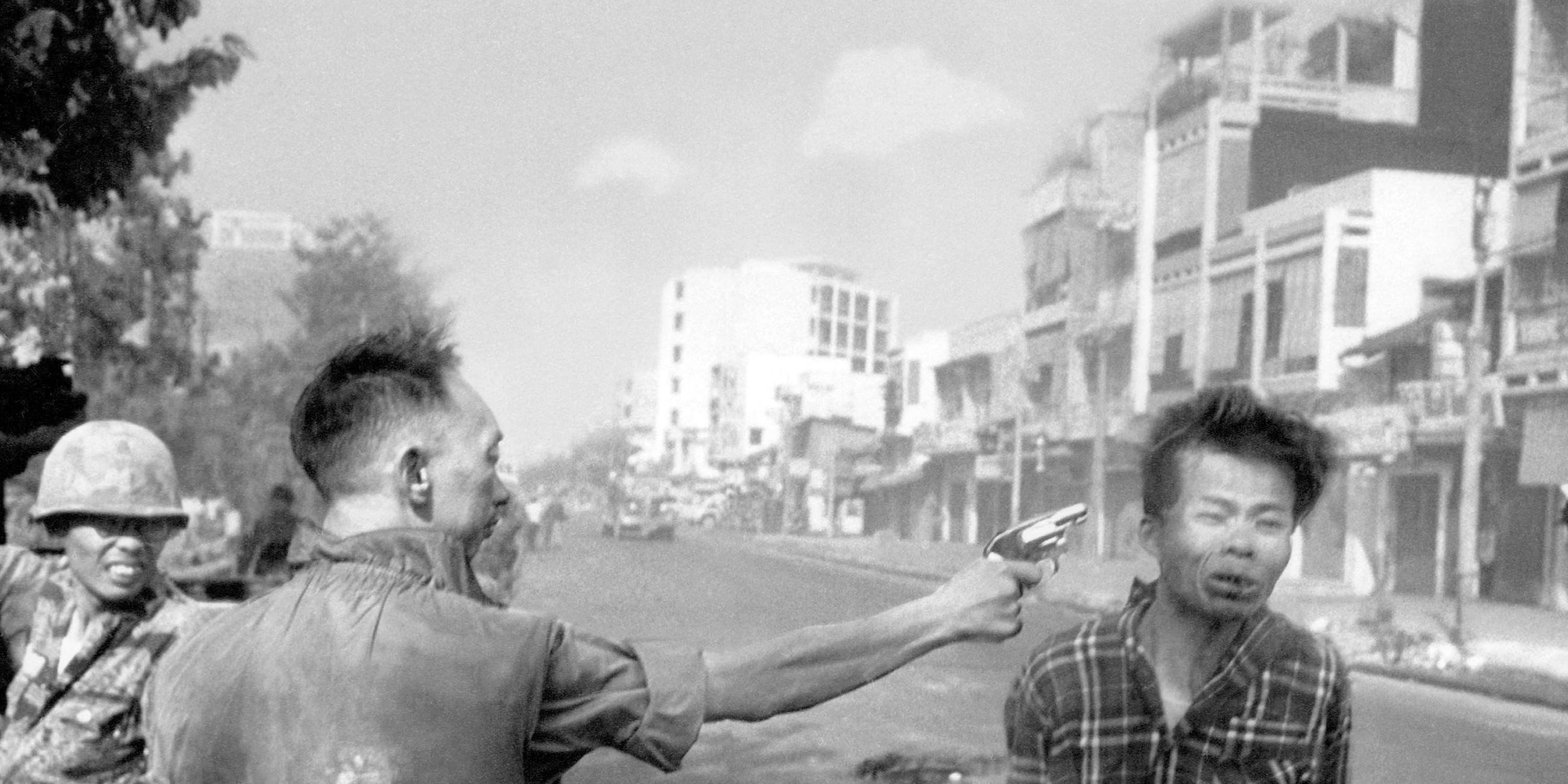 30. Januar: Tet-Offensive: Vietkong-Rebellen und nordvietnamesische Truppen greifen zu Beginn des buddhistischen Neujahrsfestes (Tet) Ziele in Südvietnam und die dort stationierten US-Einheiten an. Der Polizeipräsident von Saigon erschießt am 1. Februar vor laufender Kamera einen gefangenen Vietcong - ein Bild, das um die Welt geht.