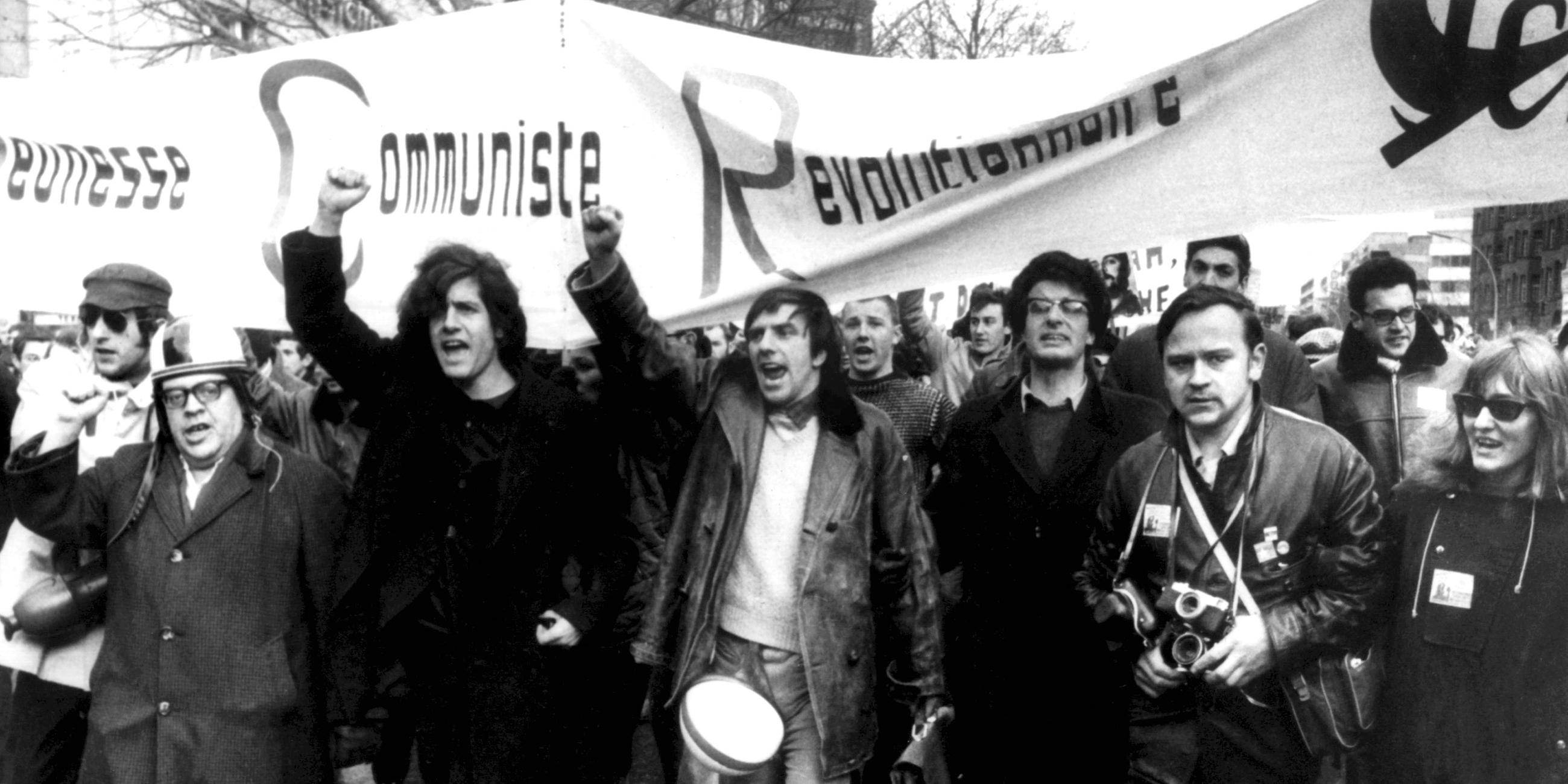 17. Februar: das archivbild vom 18.02.1968 zeigt den studentenfuehrer rudi dutschke (m, mit erhobener faust) sowie den deutschen lyriker und schriftsteller erich fried (l) in berlin an der spitze eines demonstrationszuges gegen den vietnamkrieg. "ho ho ho chi minh!" den name des nordvietnamesischen kp-chefs skandierten in den sechziger jahren tausende von demonstranten in den strassen westdeutscher grossstaedte, vor allem in west-berlin. die von den universitaeten ausgehende jugendrevolte in deutschland hatte mit dem vietnamkrieg ihr zentrales politisches angriffsziel gefunden und scheint im rueckblick ohne ihn kaum noch denkbar. dpa (zu dpa-themenpaket vietnam am 25.04.2000)