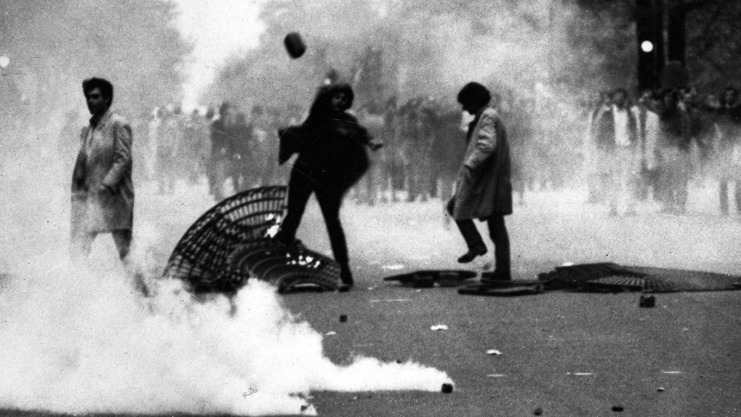 3. Mai: Studenten besetzen die Pariser Universität Sorbonne. Die Polizei räumt mit Gewalt. Es folgen Demos und Straßenschlachten. Die Gewerkschaften rufen für den 13. Mai zum Generalstreik auf, Arbeiter besetzen Betriebe.