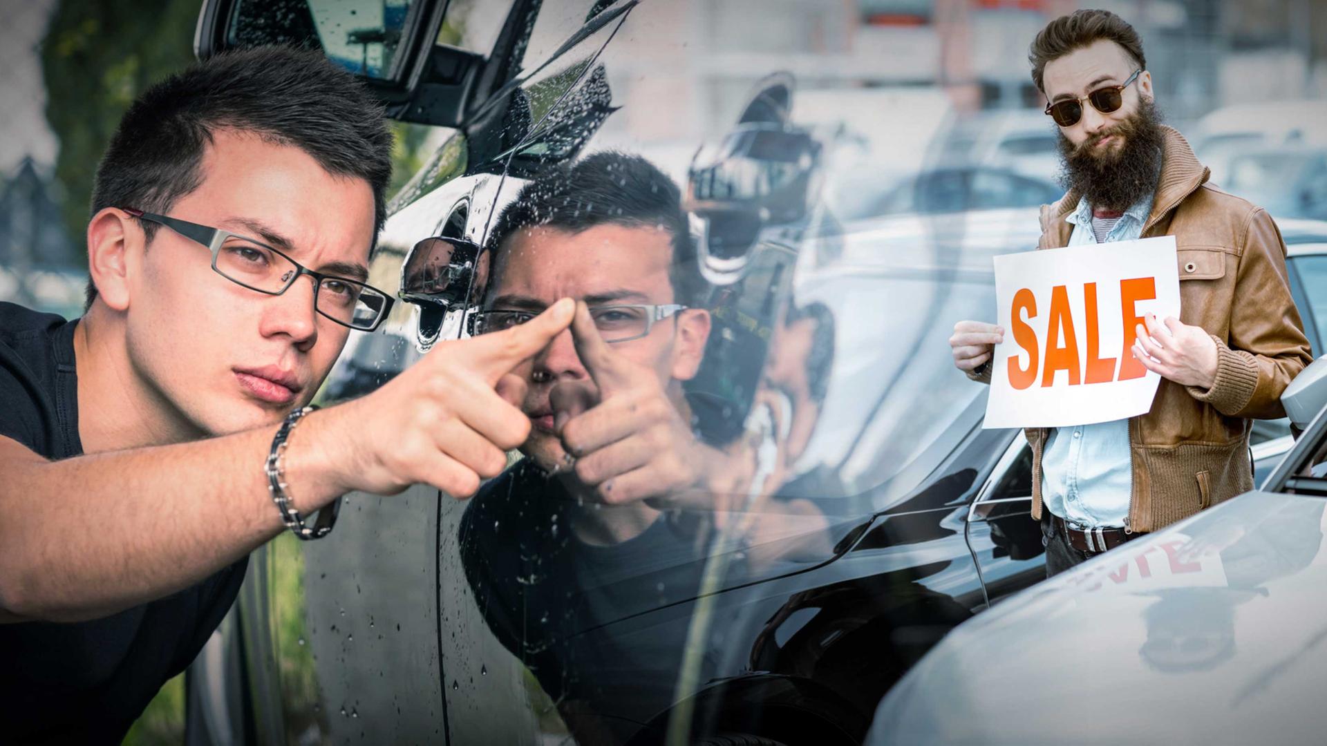 Montage: Links ein junger Mann, der den Lack an einem Gebrauchtwagen begutachtet. Rechts ein Mann mit einem "SALE"-Schild inmitten von Gebrauchtwagen.