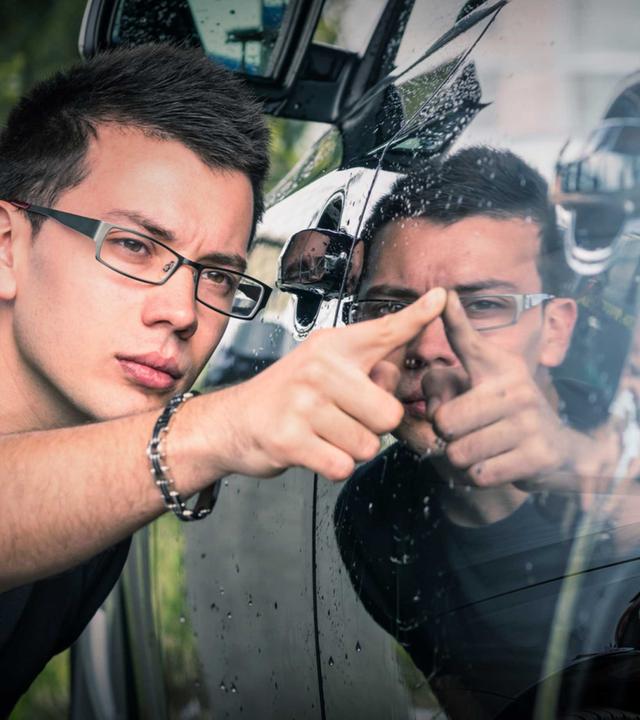 Montage: Links ein junger Mann, der den Lack an einem Gebrauchtwagen begutachtet. Rechts ein Mann mit einem "SALE"-Schild inmitten von Gebrauchtwagen.