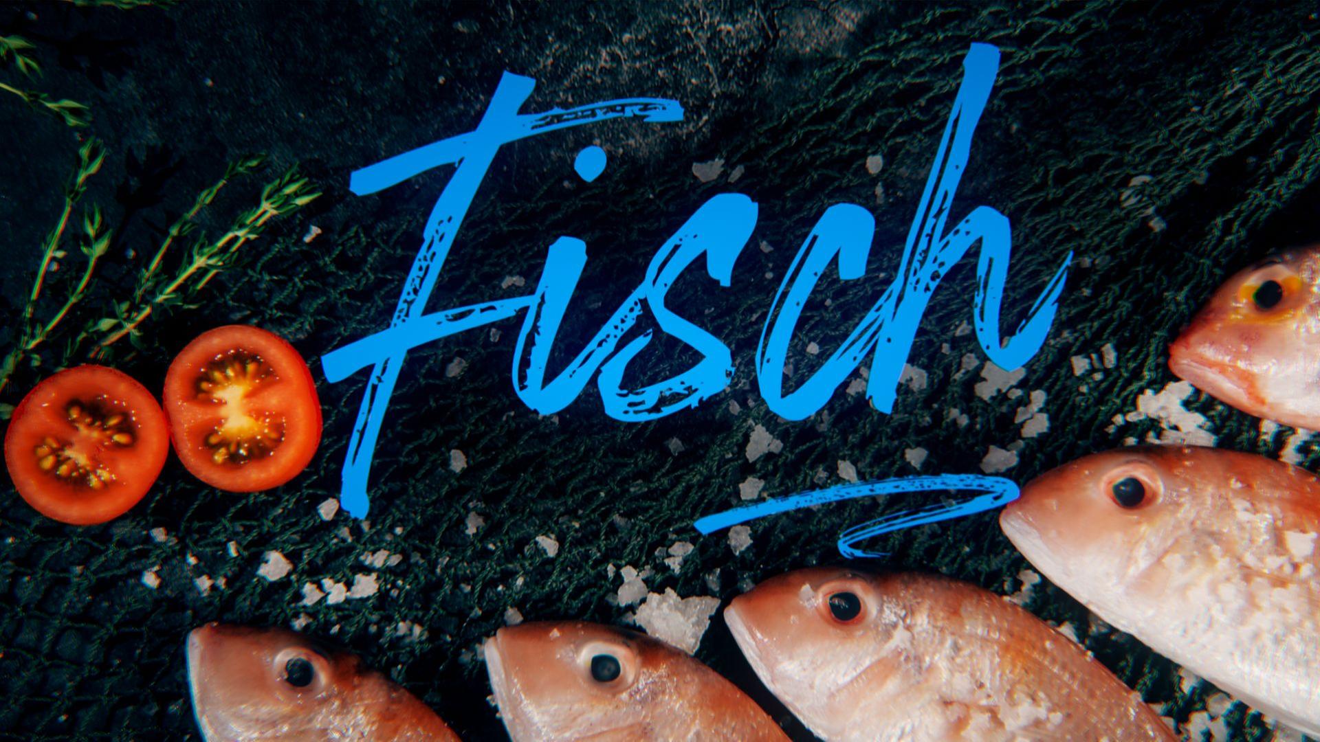 Köpfe von frischem Fangfisch neben frischen Tomaten in Scheiben und mit grobem Salz bestreut sowie Titelgrafik "Fisch"
