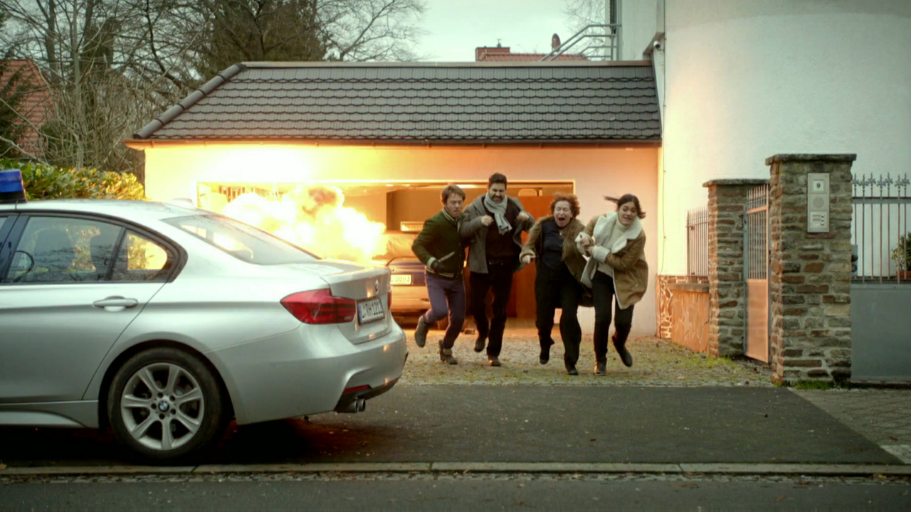 Kriminalkommissarin Olivia Fareedi und Kriminalkommissar Tom Kowalski flüchten zusammen mit einem Mann und einer Frau vor einer explodierenden Garage.